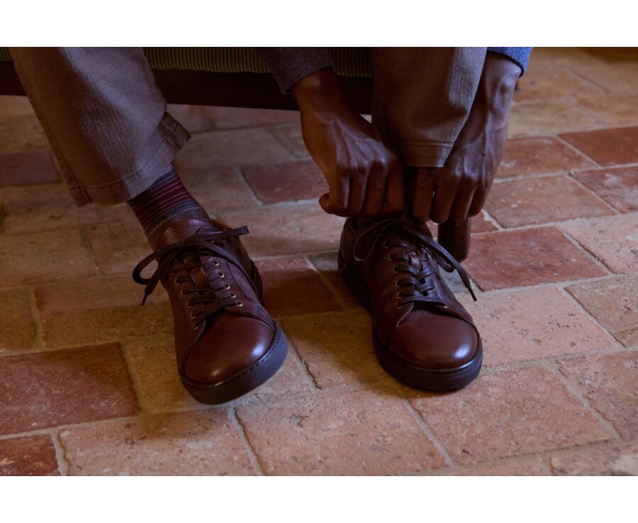 Sneaker homme en cuir grainé chocolat patiné à la main - INGLEWOOD