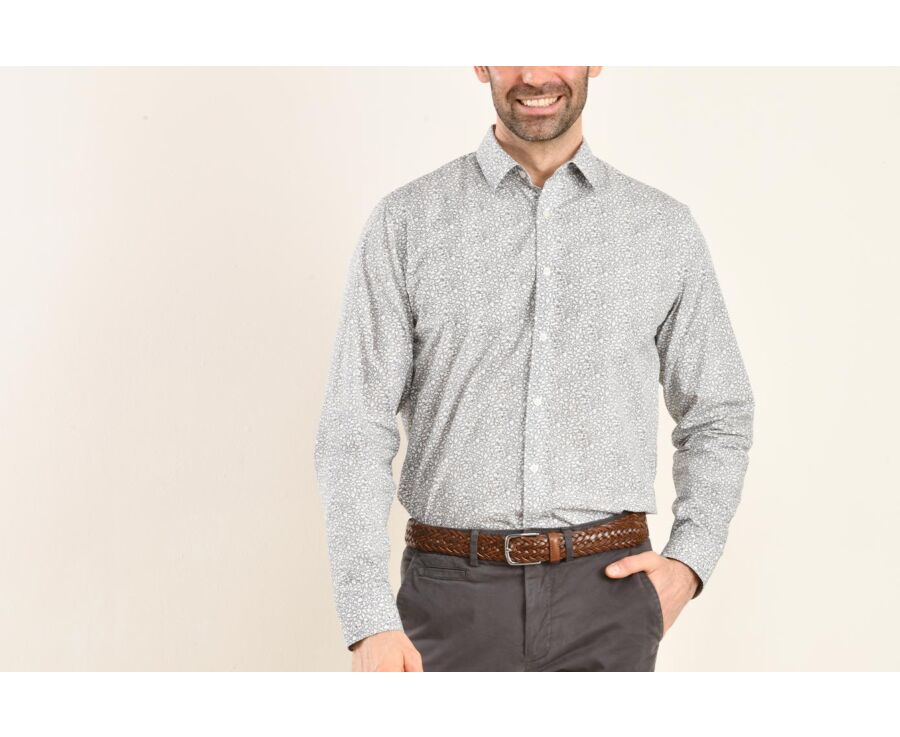 Chemise coton taupe imprimée fleurs blanches et bleues - VICTORIEN