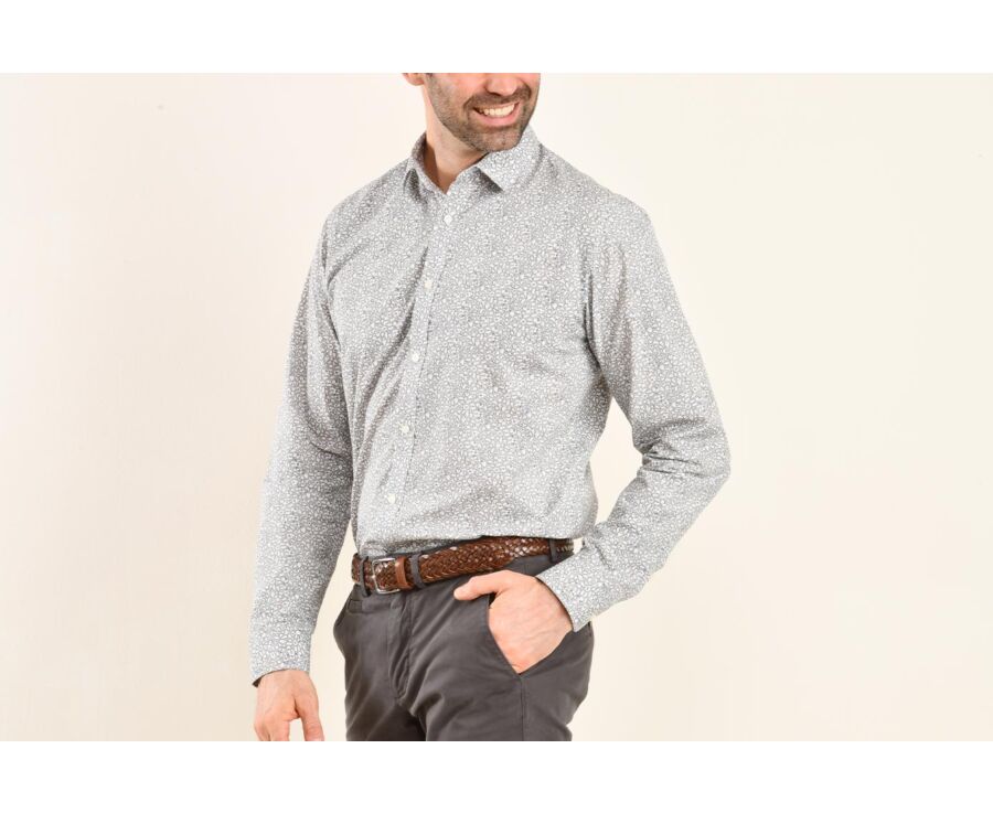 Chemise coton taupe imprimée fleurs blanches et bleues - VICTORIEN