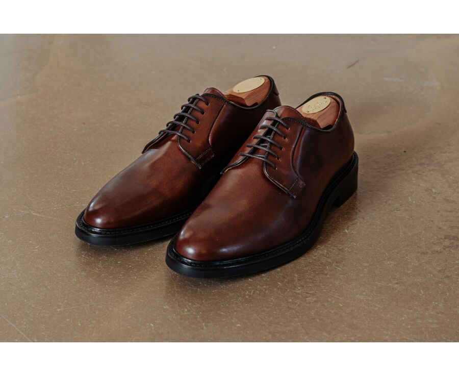 Derby homme en veau italien patiné châtaigne - FLEMINGSTON GOMME