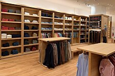 : Intérieur boutique Bexley étagères chemises et vêtements homme