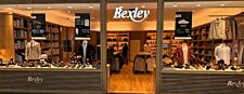 Fachada de tienda Bexley con escaparate de zapatos y ropa