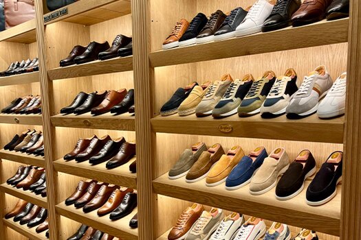 Estantería con zapatos de cuero y zapatillas Bexley – tienda de Bilbao