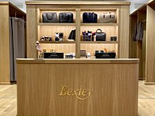 Le comptoir de Bexley Plaza Norte, mettant en avant des sacs et accessoires en cuir haut de gamme dans un cadre élégant.