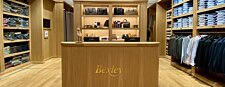 Le comptoir de Bexley Plaza Norte, mettant en avant des sacs et accessoires en cuir haut de gamme dans un cadre élégant.
