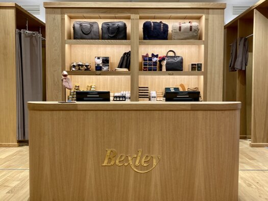 Le comptoir de Bexley Plaza Norte, mettant en avant des sacs et accessoires en cuir haut de gamme dans un cadre élégant.