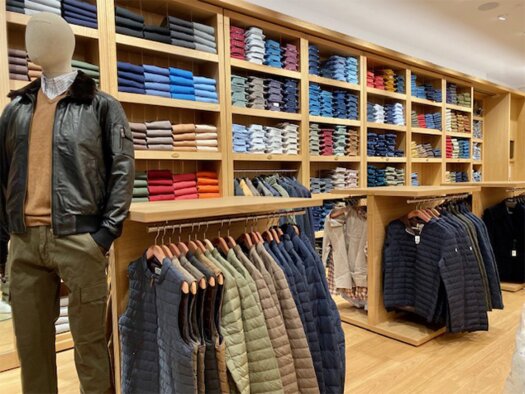 Une collection élégante de chaussures et accessoires, parfaitement organisée chez Bexley Plaza Norte, Madrid.