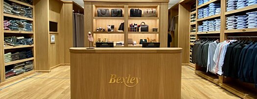 Le comptoir de Bexley Plaza Norte, mettant en avant des sacs et accessoires en cuir haut de gamme dans un cadre élégant.
