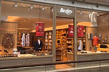 Vitrine de la boutique Bexley aux Terrasses du Port à Marseille, avec présentation de chaussures et vêtements.