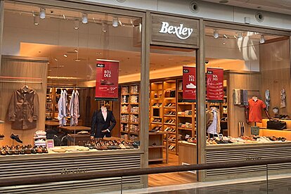 Vitrine de la boutique Bexley aux Terrasses du Port à Marseille, avec présentation de chaussures et vêtements.