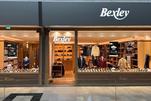 Fachada de la tienda Bexley en Val d’Europe – Escaparate con zapatos, abrigos y trajes