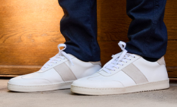 Chaussures décontractées blanches et bicolores pour un style relax et moderne