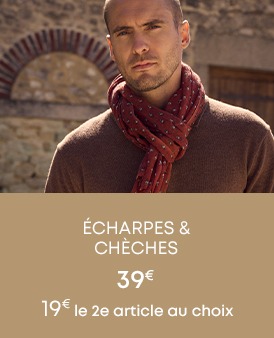 Homme portant un chèche rouge à motifs