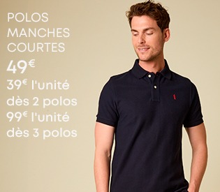 Homme portant un polo bleu marine à manches courtes