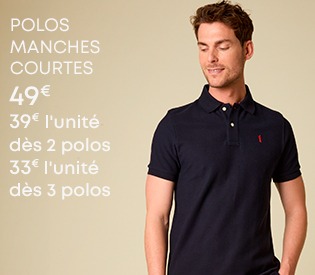 Homme portant un polo bleu marine à manches courtes