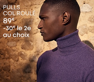 Homme portant un pull col roulé violet
