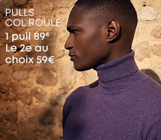 Homme portant un pull col roulé violet