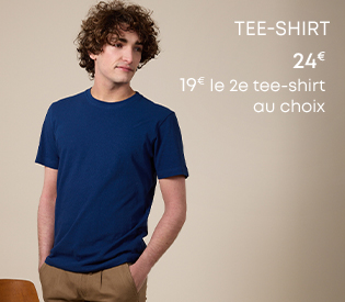 Homme portant un tee-shirt uni bleu marine