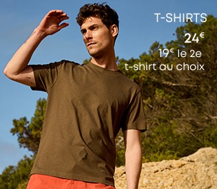 Homme portant un t-shirt kaki