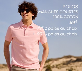 Homme portant un polo rose manches courtes