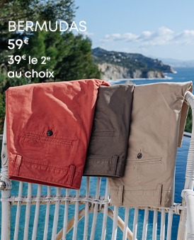 Deux bermudas posés sur une chaise