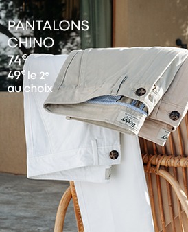 Pantalons chino pliés sur une chaise