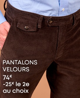 Homme portant un pantalon habillé gris anthracite avec chaussures en cuir marron