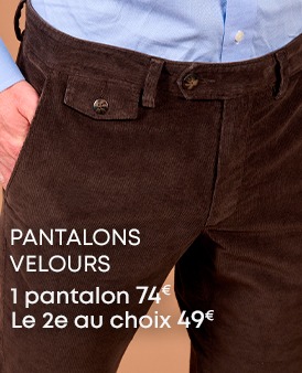 Homme portant un pantalon habillé gris anthracite avec chaussures en cuir marron