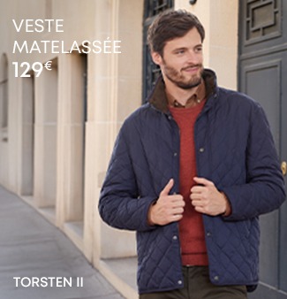 Homme portant une veste matelassée bleu marine pour la mi-saison