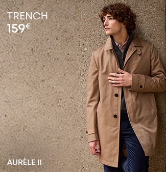 Homme portant un trench beige léger