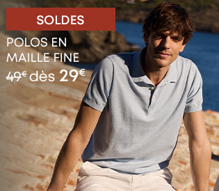 Homme en polo bleu clair en maille fine au bord de la mer