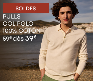 Homme en pull col polo en coton écru au bord de la mer