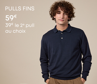 Homme portant un pull fin bleu pétrole à col polo