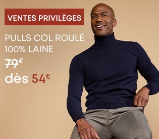 Homme portant un pull col roulé en laine