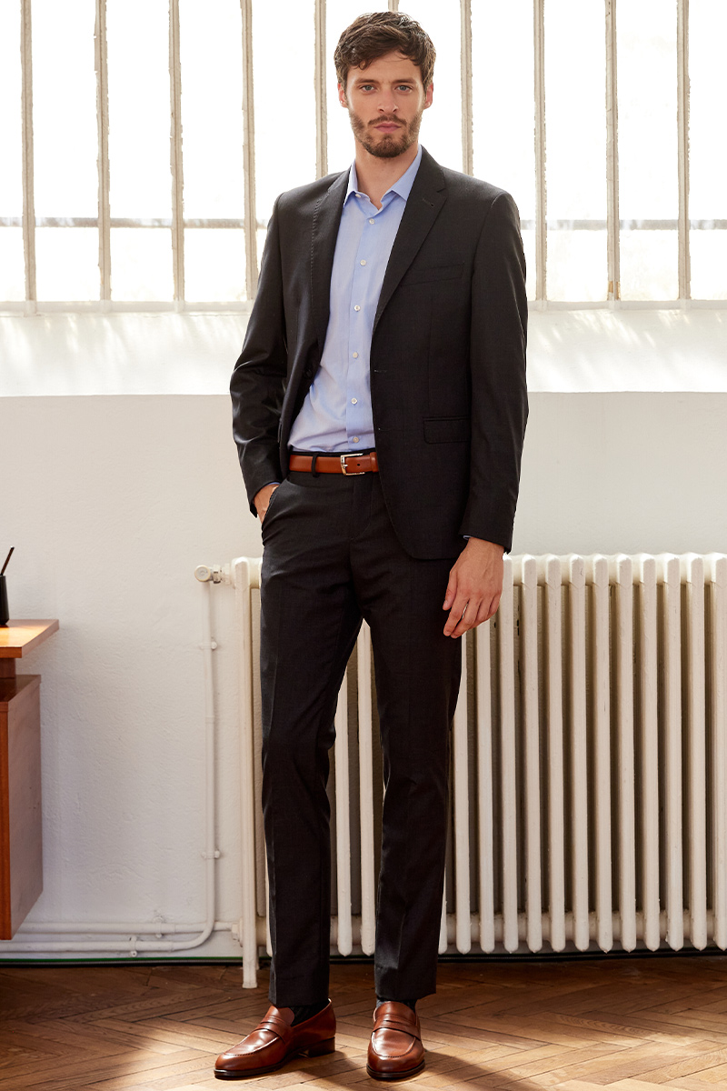 Élégance homme discrète en anthracite
