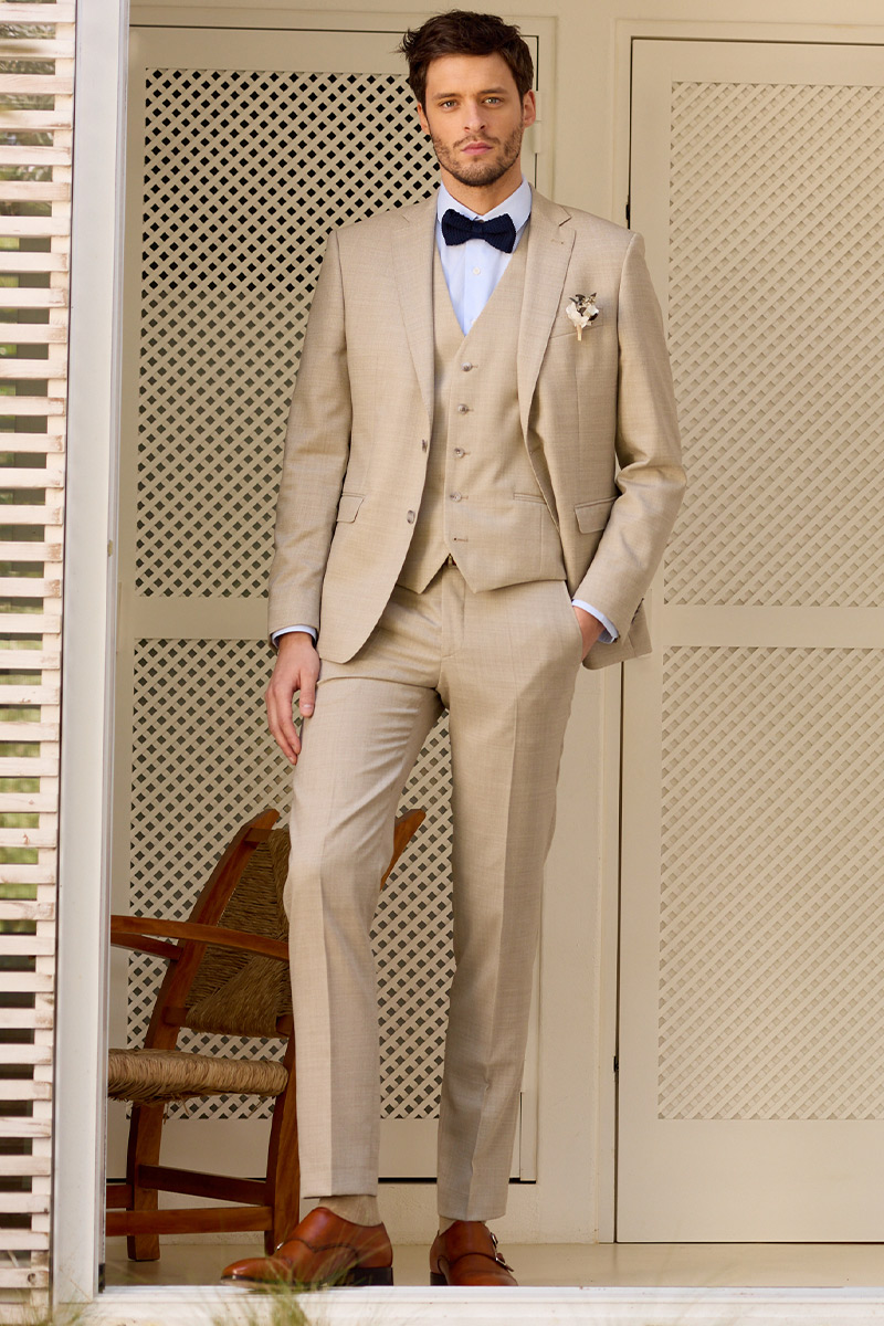 Costume cérémonie beige trois pièces, style intemporel.