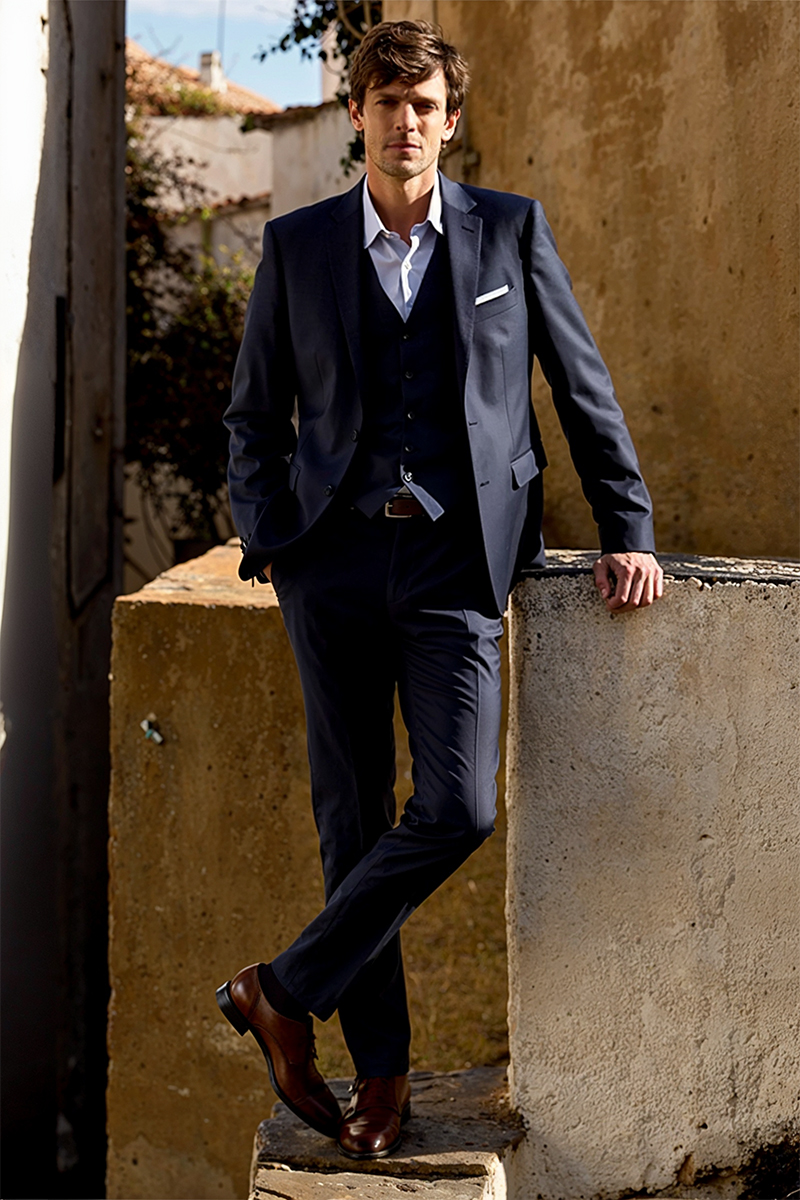 Costume trois pièces chic, bleu intense et moderne