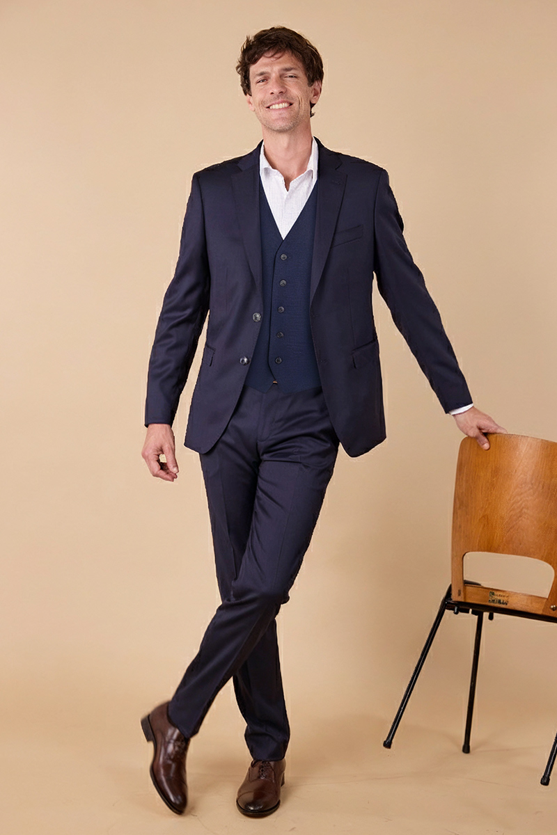 Costume trois pièces chic, bleu intense et moderne