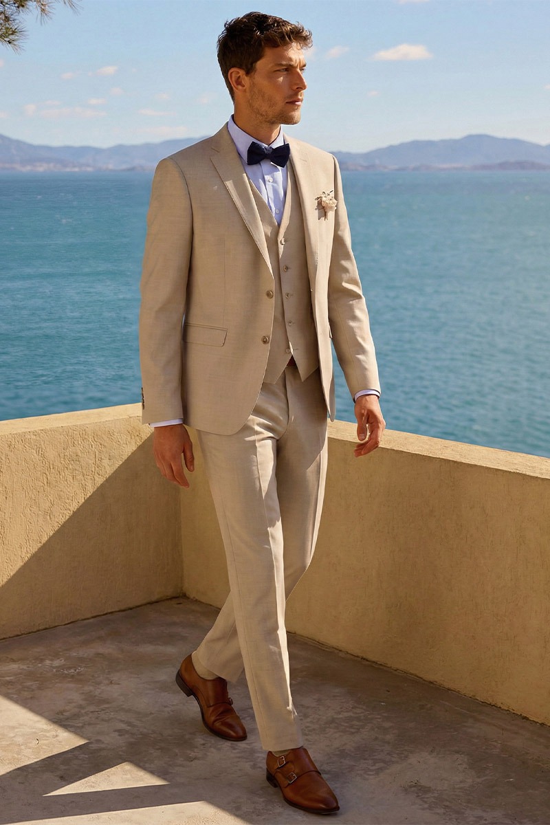 Costume cérémonie beige trois pièces, style intemporel.