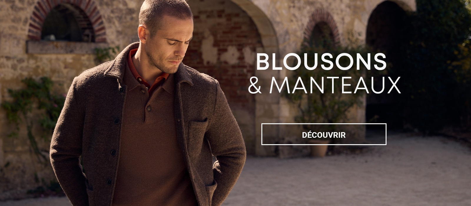 Homme portant un blouson marron sur un pull assorti