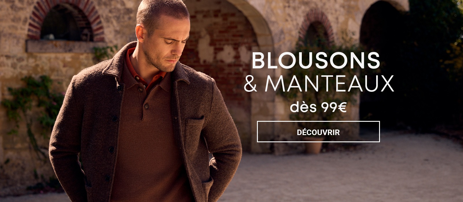 Homme portant un blouson marron sur un pull assorti