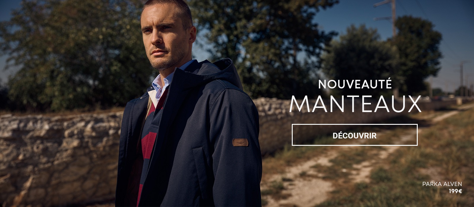 Homme portant un blouson bleu
