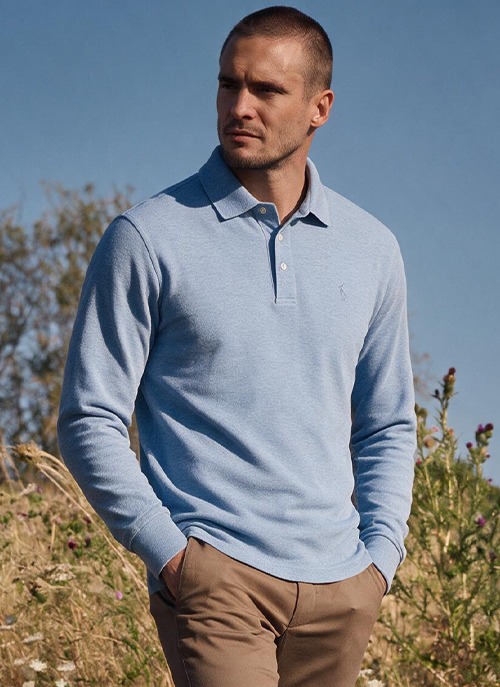 Homme portant un polo Alec bleu ciel chiné à manches longues