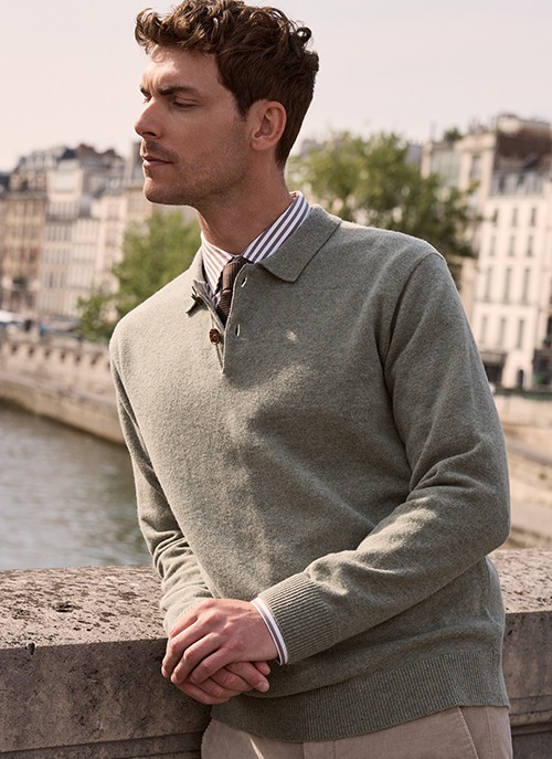 Homme portant un pull polo vert à manches longues