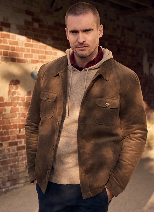 Homme portant une veste en velours marron