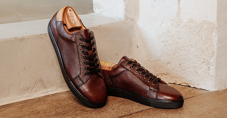 Sneakers homme en cuir grainé marron avec semelle noire