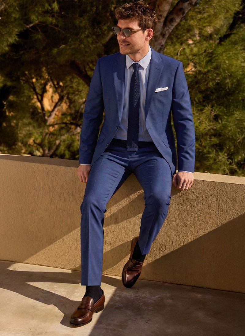 Homme portant un costume élégant, style formel urbain.