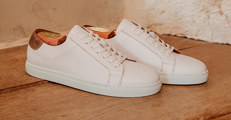 Sneakers homme en cuir blanc à contrefort en velours marron