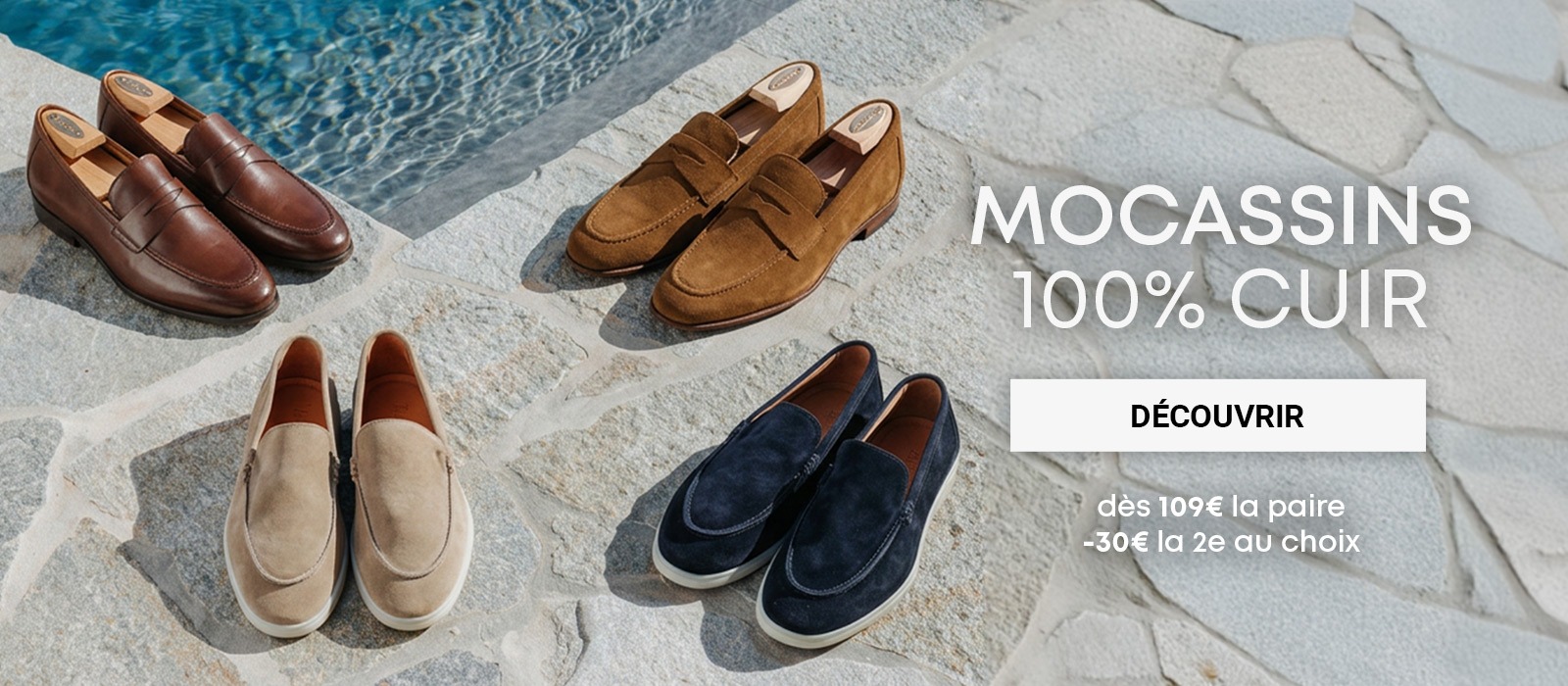 Mocassins et chaussures en cuir au bord d’une piscine
