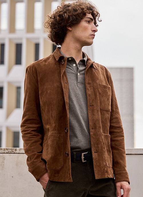 Homme portant une veste en cuir suédé marron, style casual élégant.